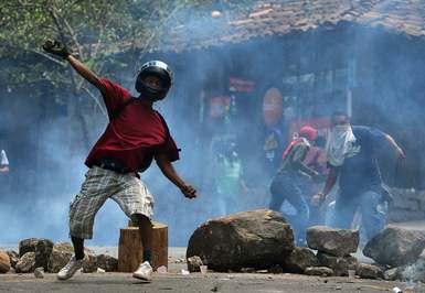 اعتراض مردم به ساخت یک پروژه مسکن و در گیری معترضین با پلیس ضد شورش/ هندوراس