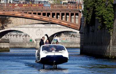 تاکسی های آبی که در حال آزمایش است از سطح رودخانه سین در مقابل نوتردام می گذرد. از این کشتی برقی در بهار آینده می توان به عنوان تاکسی آبی در چند شهر استفاده کرد./ پاریس، فرانسه