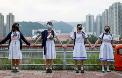 معترضان ضددولتی در هنگ‌کنگ یک زنجیره انسانی تشکیل می‌دهند./ هنگ‌کنگ، چین