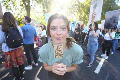 مردم در سراسر جهان به عنوان بخشی از اعتراض جهانی اعتصاب می کنند تا خواستار اقدام فوری برای مقابله با تغییرات آب و هوایی شوند./ لندن، انگلستان