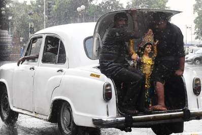 طرفداران هندو مجسمه خدای هندو را برای یک مراسم حمل می کنند./ کلکته, هند