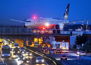 عبور یک هواپیما از روی پلی بر فراز یک بزرگراه/ فرانکفورت، آلمان