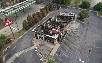 عکس هوایی از رستوران وندی آتش گرفته توسط معترضان پس از کشته شدن ریشارد بروکس در آتلانتا جورجیا