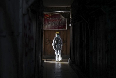 یک کارگر مراقبت های بهداشتی پس از انجام آزمایش سواب در توماس مارکت، سیدنگ، شهر مرکزی جاکارتا، اندونزی