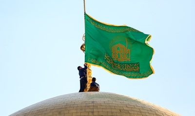مراسم تعویض پرچم گنبد حرم امام رضا (ع) در آستانه ماه محرم