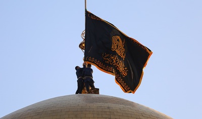 مراسم تعویض پرچم گنبد حرم امام رضا (ع) در آستانه ماه محرم