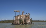 انتقال زرافه گرفتار شده در سیل در جزیره Longicharo، دریاچه بارینگو، کنیا