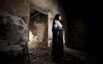 زن فلسطینی در داخل خانه آسیب دیده خود در اردوگاه آوارگان فلسطینی حومه جنوبی دمشق، سوریه
